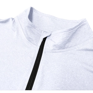 Dettaglio della maglia sportiva grigio chiaro con colletto a mezza zip nera e tessuto tecnico