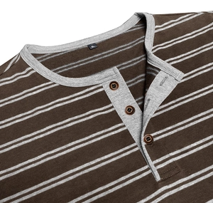 Detailaufnahme eines gestreiften Henley-Shirts mit Holzknöpfen und grauem Rippausschnitt