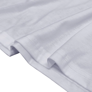 Gros plan de l'ourlet à double couture et texture coton sur t-shirt blanc à manches longues
