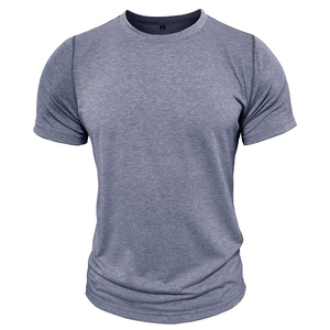 Détail des coutures du col rond et texture tricotée chinée bleu foncé du t-shirt homme