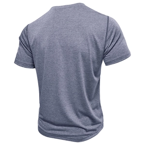 Détail des coutures renforcées aux épaules sur un t-shirt gris chiné à manches courtes