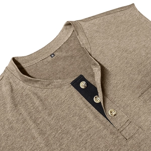 Canotta Henley da uomo marrone con abbottonatura a tre bottoni e tessuto in maglia