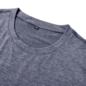 Détail du col d'un t-shirt gris chiné pour homme avec bord-côte et étiquette taille S