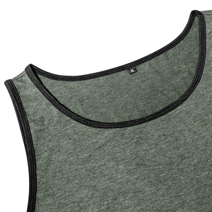 Détail de l'étiquette XL et du col côtelé noir sur le débardeur de sport vert chiné