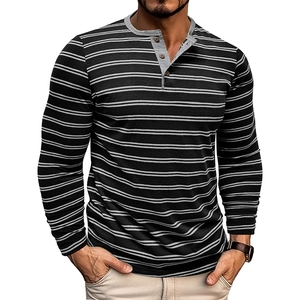 Detail des grauen Henley-Kragens mit drei Knöpfen an einem gestreiften Langarmshirt