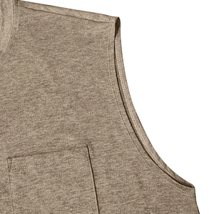 Dettaglio di maglia senza maniche da uomo con taschino sul petto e tessuto a maglia