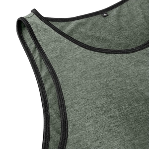 Détail de l'étiquette XL et des coutures noires sur le débardeur vert foncé en coton