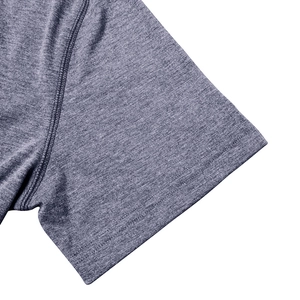 Détail des manches en tricot gris chiné avec coutures plates renforcées pour t-shirts hommes