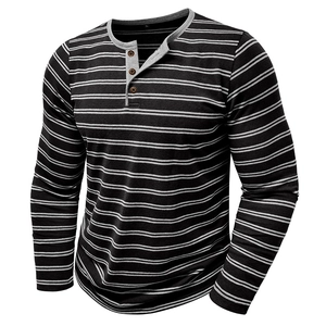Detail der grauen Knopfleiste und drei Knöpfe am gestreiften Langarm-Henley-Shirt