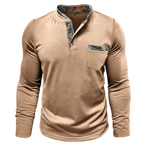 Détail de Henley pour hommes à manches longues avec motifs camo au col et poche