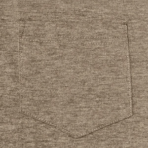 Dettaglio del tessuto in maglia marrone mélange e taschino sul petto con doppia cucitura