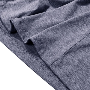 Vue macro des coutures doubles et texture du tissu en tricot chiné sur l'ourlet du t-shirt
