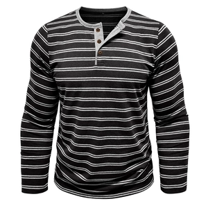 Detail eines grau gestreiften Henley-Shirts mit drei braunen Knöpfen und Strickstruktur