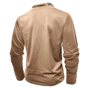 Vue détaillée du t-shirt kaki à manches longues avec col camouflage et tissu brossé doux