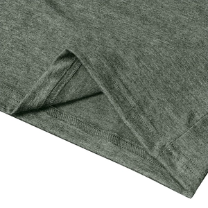 Détail du tissu en maille vert chiné avec couture précise à double aiguille sur l'ourlet