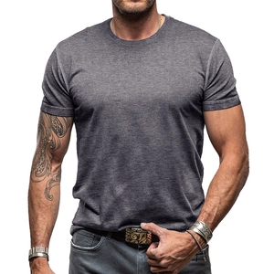 Gros plan des coutures renforcées sur l'épaule et l'encolure d'un t-shirt gris pour hommes