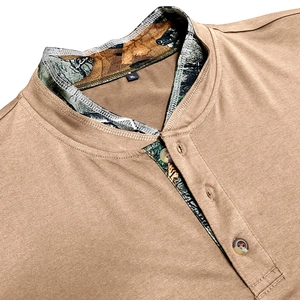 Détail du col d'une chemise Henley kaki avec motif camouflage et patte de boutonnage