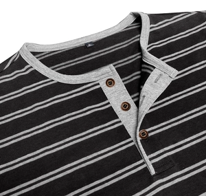 Detail eines grau gestreiften Henley-Shirts mit drei Knöpfen und Kontrastkragen