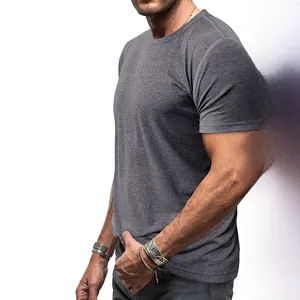 Gros plan détaillé d'un t-shirt homme gris chiné à col rond avec une texture de maille douce