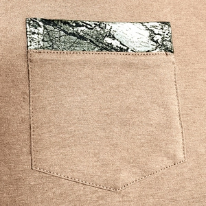 Détail de la poche du t-shirt Henley pour homme en maille camel avec motif marbré unique