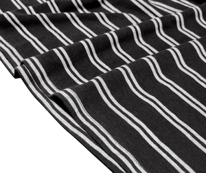 Makroaufnahme von gestreiftem Strickstoff mit vertikalen Rippen und weichen Fasern