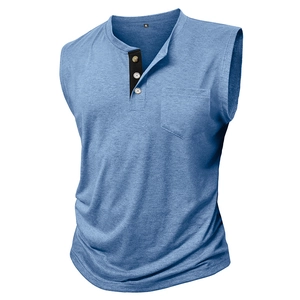 Dettaglio del tessuto mélange blu con scollo Henley a tre bottoni e taschino sul petto