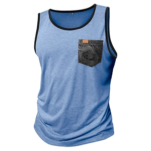 Détail du débardeur sport bleu avec poche à motif topographique et petit accent en cuir