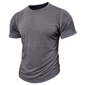 Gros plan du col rond et de la texture gris chiné sur le t-shirt à manches courtes homme