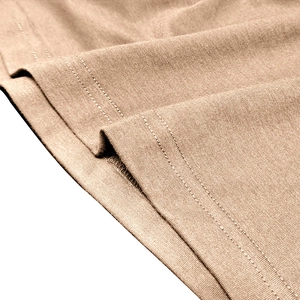 Vue macro de l'ourlet à double couture sur un t-shirt Henley kaki chiné