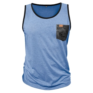Détail d'un débardeur bleu chiné pour homme avec poche noire et motifs topographiques