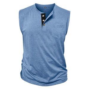 Dettaglio della canotta Henley blu mélange con colletto nero e bottoni effetto legno