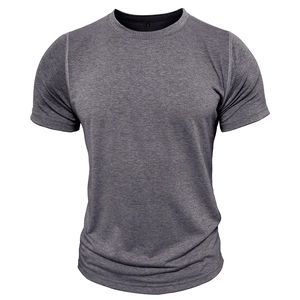 Vue détaillée du col rond et du tissu gris chiné pour ce t-shirt à manches courtes