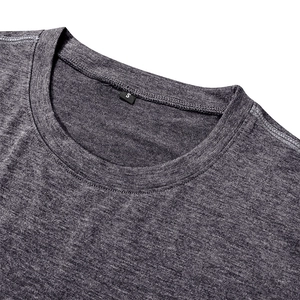Détail de couture du col rond et texture gris chiné sur t-shirt d'été pour hommes