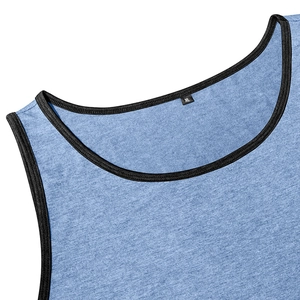 Détail du col d'un débardeur bleu chiné avec bordure noire et étiquette de taille XL