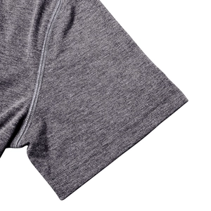 Détail d'un revers de t-shirt pour homme avec texture gris foncé chiné et double couture