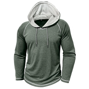 Dettaglio felpa con cappuccio verde oliva melange con maniche raglan e cuciture bianche