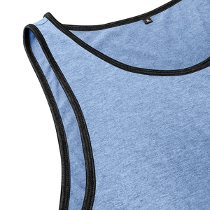 Détail du col rond avec liseré noir et étiquette de taille XL sur le débardeur bleu sport