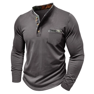 Détail d'un t-shirt Henley gris foncé pour homme avec col intérieur et poche en camouflage