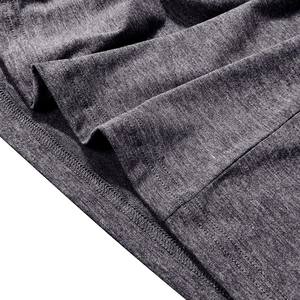 Gros plan sur le tissu en maille gris chiné montrant l'ourlet à double couture de qualité