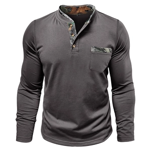 Détail du double col et de la poche camouflage sur chemise henley grise à manches longues