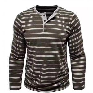 Gestreiftes Herren-Henley-Shirt in Olivgrün mit langen Ärmeln und 3-Knopf-Leiste