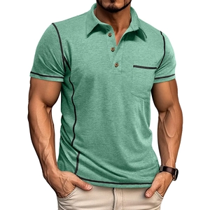 Détail du polo en tricot gaufré vert menthe avec surpiqûres contrastées et boutons en bois