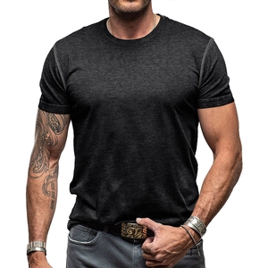 Vue détaillée des coutures décoratives et de la texture d'un t-shirt homme coupe ajustée