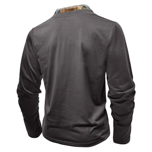 Vue arrière du t-shirt henley à manches longues avec doublure camouflage en gris foncé