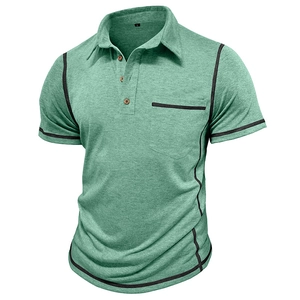 Détail du polo vert avec des coutures contrastées et une poche sur la poitrine