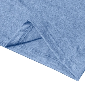 Détail de couture à double aiguille sur l'ourlet en tissu chiné bleu du débardeur homme