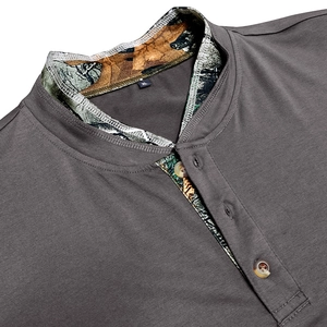 Détail du col d'un t-shirt Henley gris foncé pour homme avec doublure camouflage