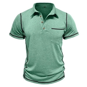 Détail du polo vert chiné avec coutures noires contrastées et une poche sur la poitrine