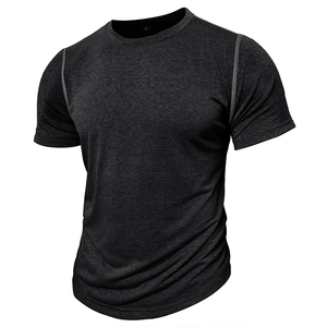Détail des coutures des manches raglan et texture du tissu gris foncé pour ce t-shirt homme