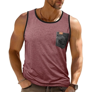 Détail du débardeur de sport rouge rose pour homme avec poche imprimée et liseré noir